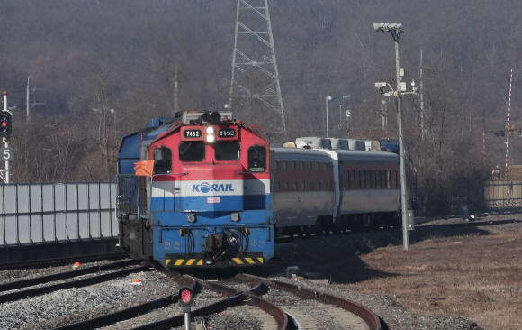 북한 철도 조사를 마친 열차가 18일 오전 도라산역으로 복귀하고 있다. 이열차는 이날 오전 개성 판문역에서  인수해왔다. 2018.12.18.  사진공동취재단
