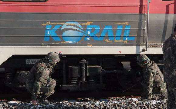 북한 철도 조사를 마친 열차가 18일 오전 도라산역에 도착해 군인, 세관 요원들이 열차를 점검하고 있다. 이열차는 이날 오전 개성 판문역에서 인수해왔다. 2018.12.18. 사진공동취재단