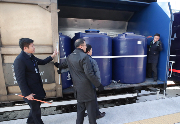 북한 철도 조사를 마친 열차가 18일 오전 도라산역에 도착해 군인, 세관 요원들이 열차를 점검하고 있다. 이열차는 이날 오전 개성 판문역에서  인수해왔다. 2018.12.18  사진공동취재단