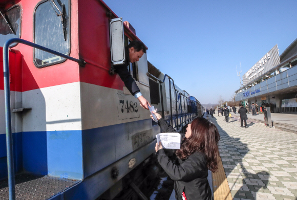 개성 판문여에서 북한 철도 조사를 마친 남한 열차를  인수해 온 기관사가 18일 오전 도라산역에 도착해 방북증을 제출하고 있다. 2018.12.18. 사진공동취재단