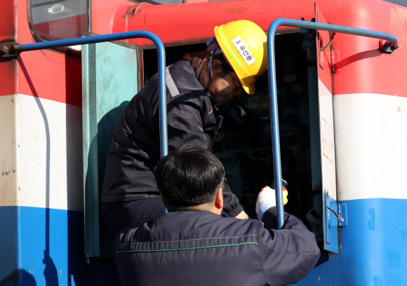 18일 오전 경기 파주시 도라산역에서 코레일 관계자들이 남북 철도공동조사에 나섰던 우리측 열차를 점검하고 있다 2018. 12. 18. 사진공동취재단