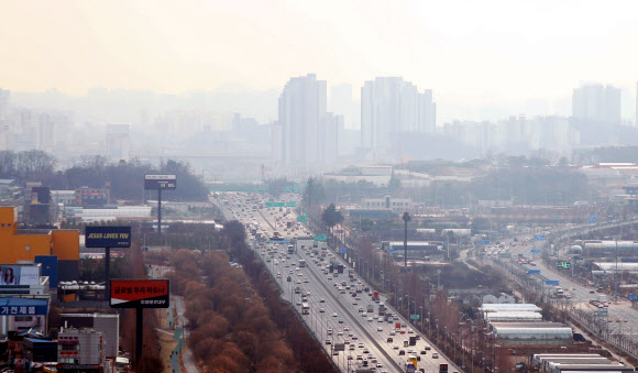 고속도로 뒤덮은 미세먼지
