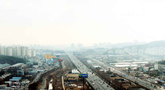뿌옇게 보이는 경부고속도로