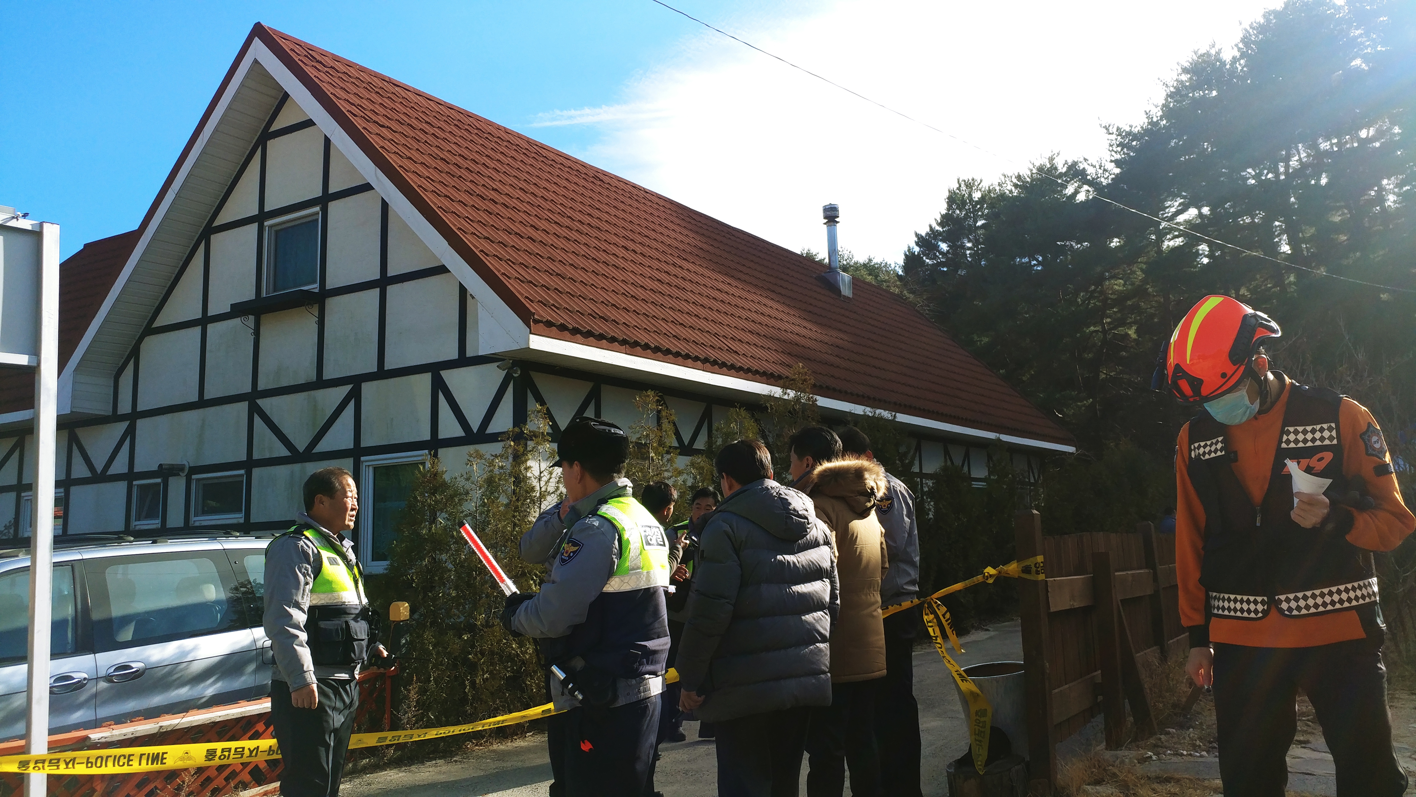 18일 오후 1시 12분께 강원 강릉시 경포의 한 펜션에서 수능 시험을 끝낸 남학생 추정되는 10명이 단체 숙박 중 의식을 잃은 숙박업소 현장에서 소방관 등 관계자들이 통제하고 있다. 2018.12.18 연합뉴스