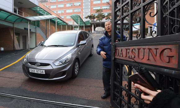 강원 강릉시 경포의 한 펜션에서 수능시험을 마친 서울 대성고등학교 3학년 남학생 10명이 숙박 중 의식을 잃거나 사망하는 사고가 발생한 18일 오후 서울 은평구 대성고등학교 모습. 2018. 12. 18. 박윤슬 기자 seul@seoul.co.kr
