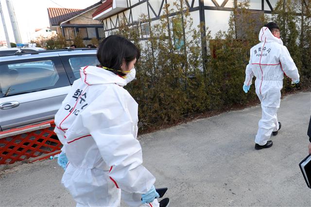 ‘집단 참변’ 강릉 펜션 진입하는 과학수사대원들