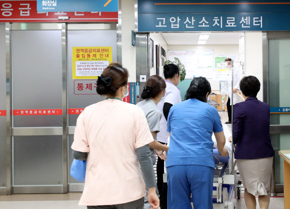 산소치료실 이송되는 강릉 펜션 사고 환자