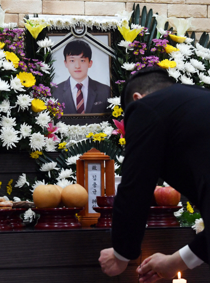 18일 충남 태안군 태안의료원에 태안화력 9·10호기에서 운송설비점검을 하다 숨진 김용균씨의 빈소가 마련돼 있다.2018. 12. 18.  박윤슬 기자 seul@seoul.co.kr