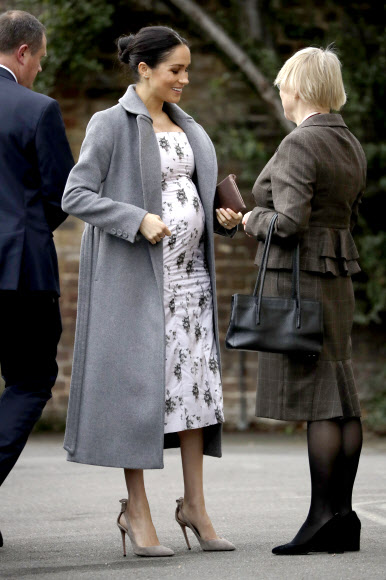 영국 왕세자비 메건 마클이 18일(현지시간) 영국 런던 남서부 트와캄에 있는 브린스워스 하우스를 방문하고 있다. 브린스워스 하우스는 왕실재단(the Royal Variety Charity)가 운영하는 요양기관이다. AP 연합뉴스