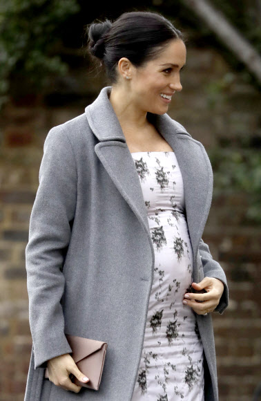 영국 왕세자비 메건 마클이 18일(현지시간) 영국 런던 남서부 트와캄에 있는 브린스워스 하우스를 방문하고 있다. 브린스워스 하우스는 왕실재단(the Royal Variety Charity)가 운영하는 요양기관이다. AP 연합뉴스