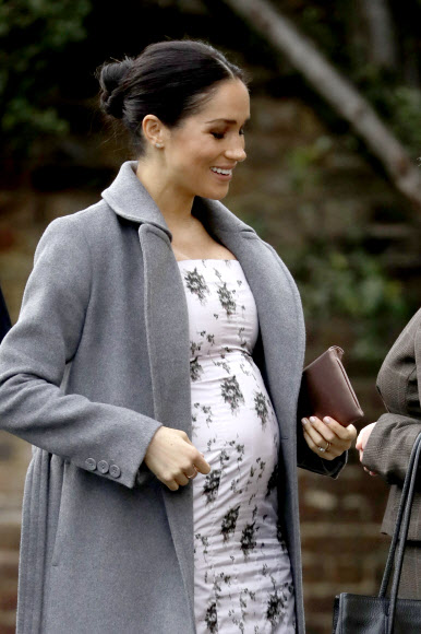 영국 왕세자비 메건 마클이 18일(현지시간) 영국 런던 남서부 트와캄에 있는 브린스워스 하우스를 방문하고 있다. 브린스워스 하우스는 왕실재단(the Royal Variety Charity)가 운영하는 요양기관이다. AP 연합뉴스