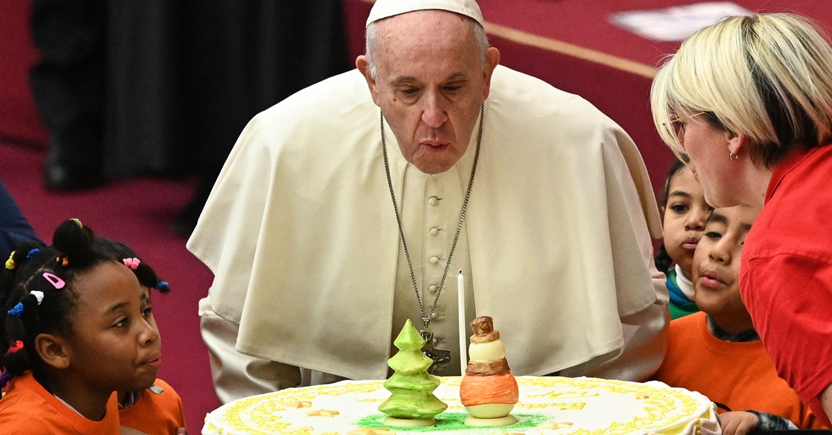 생일 케이크 촛불 어린이들과 함께 끄는 교황