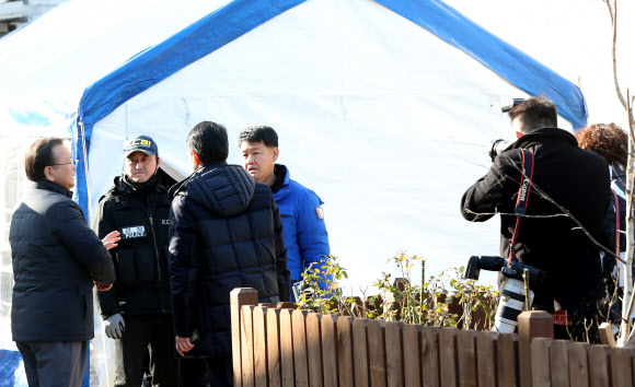 강릉 펜션사고 현장 둘러보는 김부겸 장관