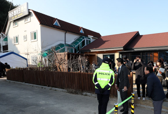 강릉 펜션사고 현장 둘러보는 김부겸 장관