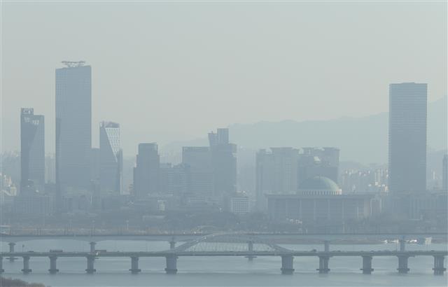 날씨는 따뜻한데.. 미세먼지는 나쁨