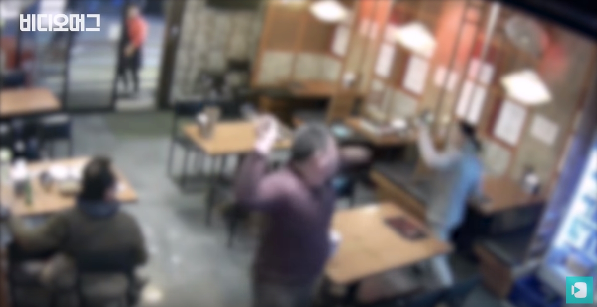 ‘비디오머그’가 지난 18일 공개한 남성 손님의 특수폭행 영상. 이 남성은 지난 5일 서울 동작구의 한 술집에서 난동을 부렸다. 비디오머그 유튜브 영상 캡처