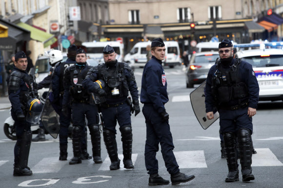 프랑스 경찰들이 18일(현지시간) 시위에 대비해 파리 시내를 순찰하고 있다.  파리 AP 연합뉴스