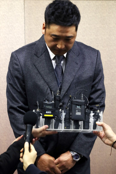 넥센 히어로즈 이택근이 19일 오후 서울 강남구 도곡동 야구회관에서 열린 상벌위원회 참석 후 기자회견에서 인사하고 있다. 이택근은 2015년 같은 팀 후배인 문우람을 폭행한 사실이 기자회견을 통해 뒤늦게 알려져 논란이 됐다. 2018.12.19  연합뉴스