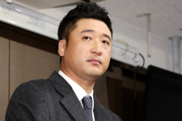 넥센 히어로즈 이택근이 19일 오후 서울 강남구 도곡동 야구회관에서 문우람 폭행 관련 기자회견을 하고 있다. 이택근은 2015년 같은 팀 후배인 문우람을 폭행한 사실이 기자회견을 통해 뒤늦게 알려져 논란이 됐다. 2018.12.19  연합뉴스