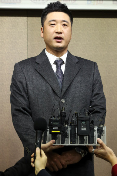 넥센 히어로즈 이택근이 19일 오후 서울 강남구 도곡동 야구회관에서 열린 기자회견에서 입장을 밝히고 있다. 이택근은 2015년 같은 팀 후배인 문우람을 폭행한 사실이 기자회견을 통해 뒤늦게 알려져 논란이 됐다. 2018.12.19  연합뉴스