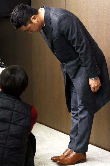 넥센 히어로즈 이택근이 19일 오후 서울 강남구 도곡동 야구회관에서 열린 상벌위원회 참석 후 기자회견에서 고개 숙여 인사하고 있다. 이택근은 2015년 같은 팀 후배인 문우람을 폭행한 사실이 기자회견을 통해 뒤늦게 알려져 논란이 됐다. 2018.12.19  연합뉴스