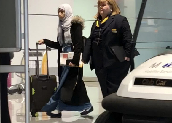 막내 아들 알리 하산을 보기 위해 미국 입국 비자를 예외적으로 받아낸 예멘인 어머니 샤이마 스윌레흐(왼쪽)가 19일 독일 뮌헨 공항 터미널에서 미국행 여객기로 환승하기 위해 이동하고 있다. 뮌헨 AP 연합뉴스