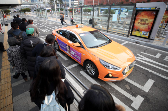 띄엄띄엄 오는 택시