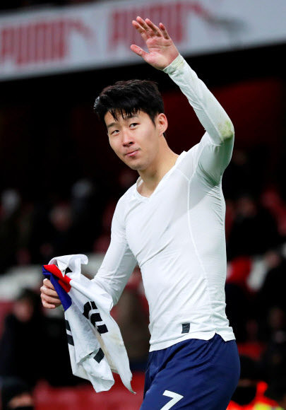 19일(현지시간) 토트넘 홋스퍼 손흥민이 영국 런던의 에미레이트 스타디움에서 열린 아스널과의 2018-2019 카라바오컵(잉글랜드 리그컵) 8강전에서 전반 20분 경기의 결승골을 터뜨리며 팀을 2-0 승리로 이끌었다. 경기가 끝난 뒤 손흥민이 태극기를 들고 승리를 축하하고 있다. 로이터 연합뉴스