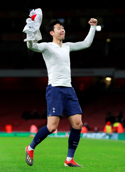 19일(현지시간) 토트넘 홋스퍼 손흥민이 영국 런던의 에미레이트 스타디움에서 열린 아스널과의 2018-2019 카라바오컵(잉글랜드 리그컵) 8강전에서 전반 20분 경기의 결승골을 터뜨리며 팀을 2-0 승리로 이끌었다. 경기가 끝난 뒤 손흥민이 태극기를 들고 승리를 축하하고 있다. 로이터 연합뉴스