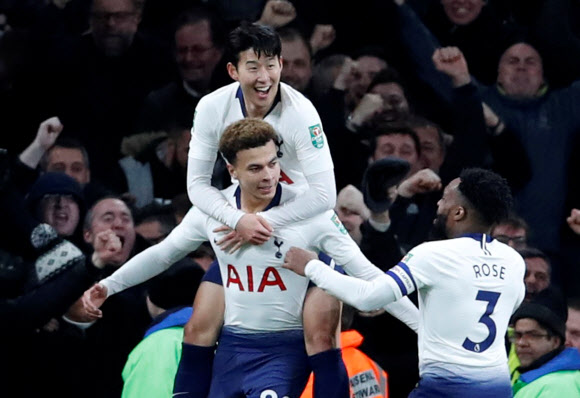 19일(현지시간) 토트넘 홋스퍼 손흥민이 영국 런던의 에미레이트 스타디움에서 열린 아스널과의 2018-2019 카라바오컵(잉글랜드 리그컵) 8강전에서 후반 골을 넣은 델레 알리를 축하해주고 있다. 전반 손흥민의 골과 후반 델레 알리의 추가골로 팀은 2-0 승리하며 준결승에 진출했다. 로이터 연합뉴스