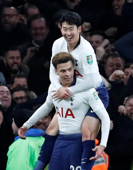 19일(현지시간) 토트넘 홋스퍼 손흥민이 영국 런던의 에미레이트 스타디움에서 열린 아스널과의 2018-2019 카라바오컵(잉글랜드 리그컵) 8강전에서 후반 골을 넣은 델레 알리를 축하해주고 있다. 전반 손흥민의 골과 후반 델레 알리의 추가골로 팀은 2-0 승리하며 준결승에 진출했다. 로이터 연합뉴스