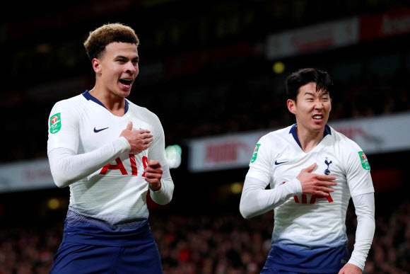 19일(현지시간) 토트넘 홋스퍼 손흥민이 영국 런던의 에미레이트 스타디움에서 열린 아스널과의 2018-2019 카라바오컵(잉글랜드 리그컵) 8강전에서 후반 골을 넣은 델레 알리와 세리머니를 하고 있다. 전반 손흥민의 골과 후반 델레 알리의 추가골로 팀은 2-0 승리하며 준결승에 진출했다. 로이터 연합뉴스