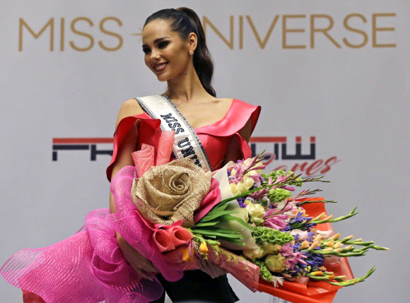 20일(현지시간) 필리핀 마닐라에서 열린 기자회견에 ‘2018 미스 유니버스’로 뽑힌 미스 필리핀 카트리오나 그레이가 포즈를 취하고 있다.  AP 연합뉴스