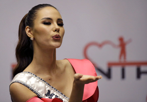 20일(현지시간) 필리핀 마닐라에서 열린 기자회견에 ‘2018 미스 유니버스’로 뽑힌 미스 필리핀 카트리오나 그레이가 포즈를 취하고 있다.  AP 연합뉴스