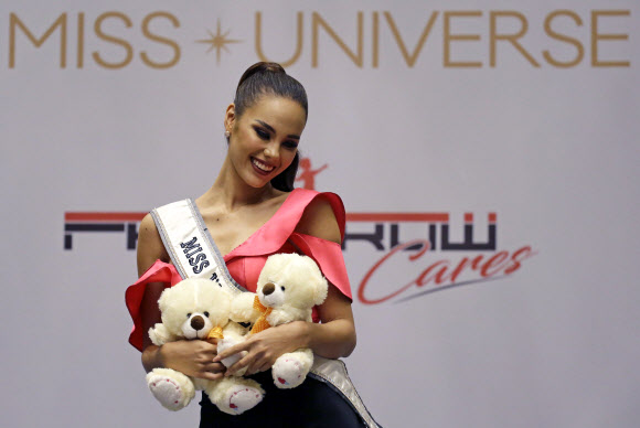 20일(현지시간) 필리핀 마닐라에서 열린 기자회견에 ‘2018 미스 유니버스’로 뽑힌 미스 필리핀 카트리오나 그레이가 포즈를 취하고 있다.  AP 연합뉴스