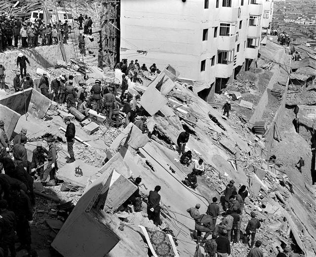1970년 4월 8일 와우아파트 붕괴 현장. 당시 서울의 도시개발 문제점을 선명하게 드러냈다. 푸른역사 제공