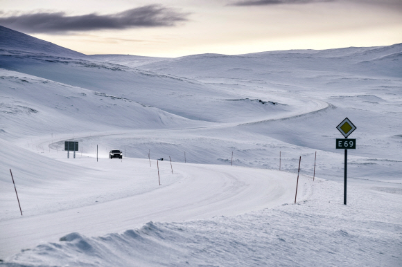 트롬쇠 인근의 눈 덮인 산악 도로. 노르웨이가 북극에 가까운 나라라는 것을 실감하게 하는 장면이다. 이 같은 겨울철 도로 상황에 익숙해진 노르웨이 사람들은 눈길이라도 시속 80㎞ 이상 거침없이 내달린다.