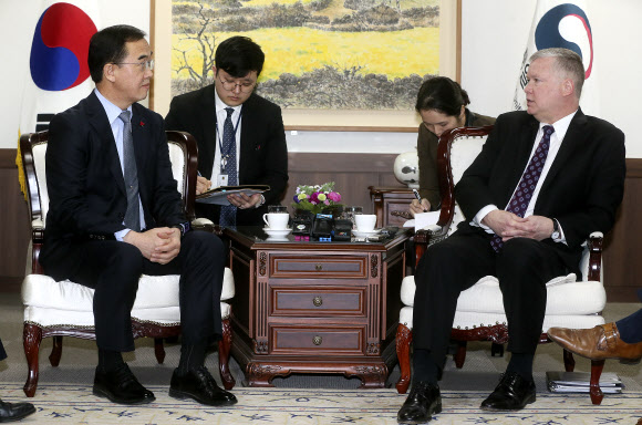 대화하는 조명균-스티븐 비건