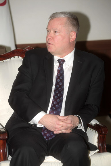 조명균 장관과 대화하는 스티븐 비건