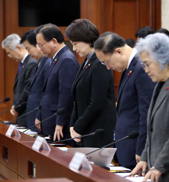 강릉 펜션 희생자 추모 묵념하는 사회부총리