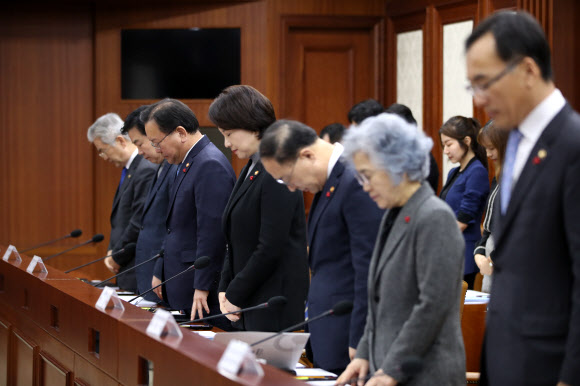 펜션 사고 희생자들을 위한 묵념
