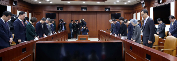 강릉 펜션 희생자 추모 묵념하는 사회부총리