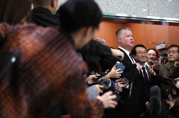 스티븐 비건에 쏠린 관심