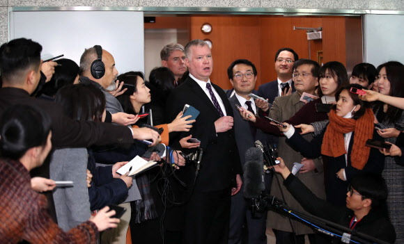 질문 답하는 스티븐 비건