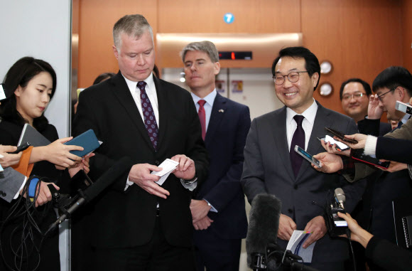 미소 지으며 입장