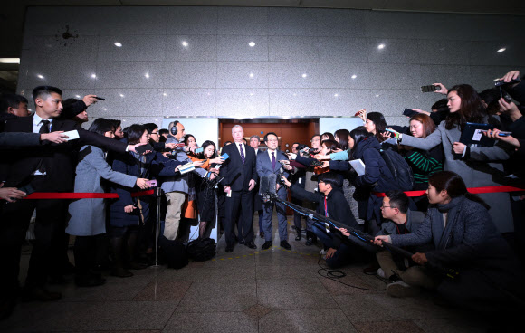 질문 답하는 스티븐 비건 미 대북정책특별대표