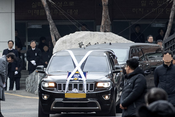 대성고 나서는 운구차량