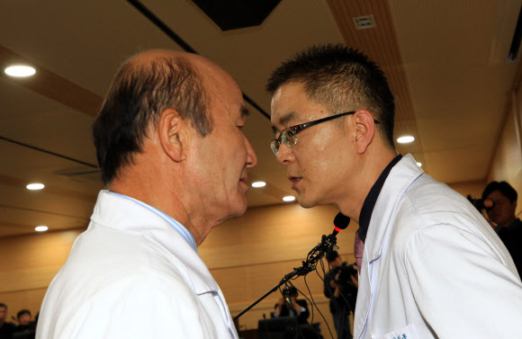 귀엣말 나누는 의료진