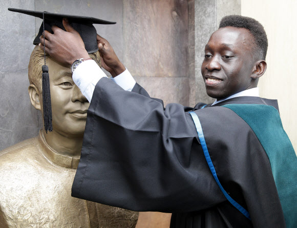 의사가 된 이태석 신부 제자