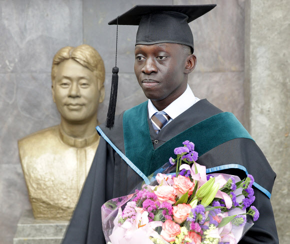 의사 꿈 이룬 아프리카 톤즈 청년